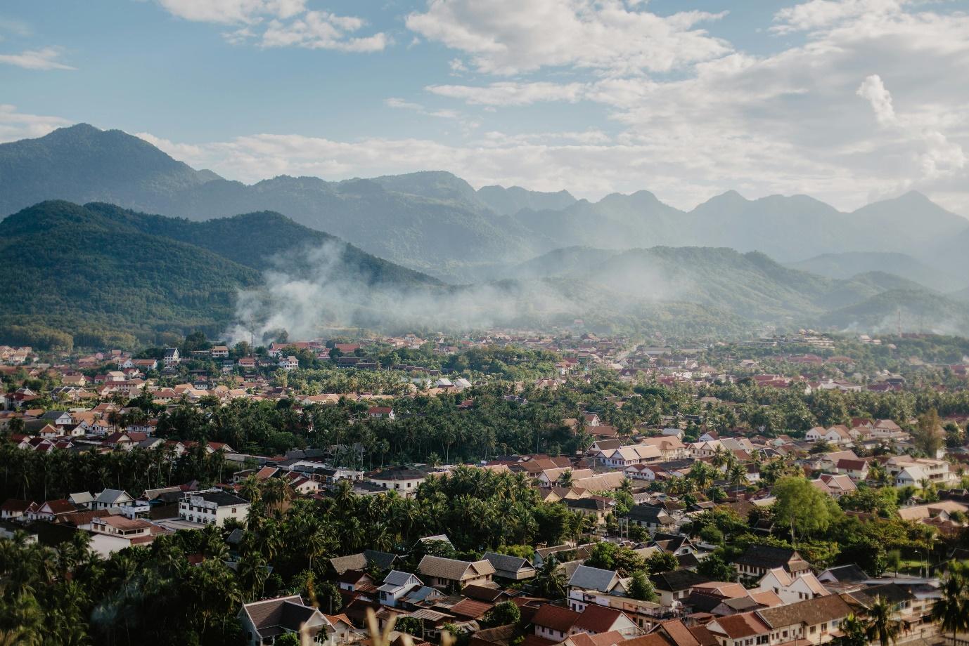 A city with trees and mountains in the background AI-generated content may be incorrect.