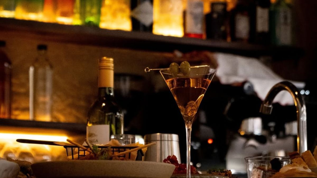Best bars in Singapore for couples on a rainy day: Luni 