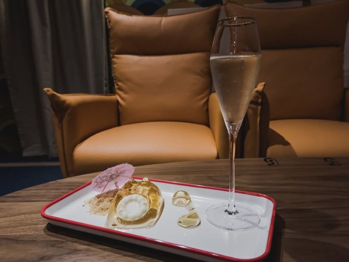 Absurdities creates a theatrical experience for couples enjoying late night dinner Singapore Absurdities creates a theatrical experience for couples enjoying late night dinner Singapore