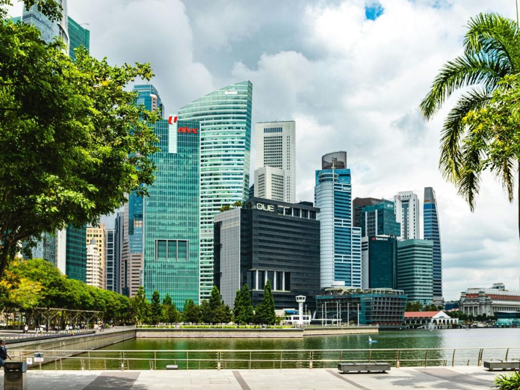 Exploring Singapore CBD as relaxed date ideas in the morning
