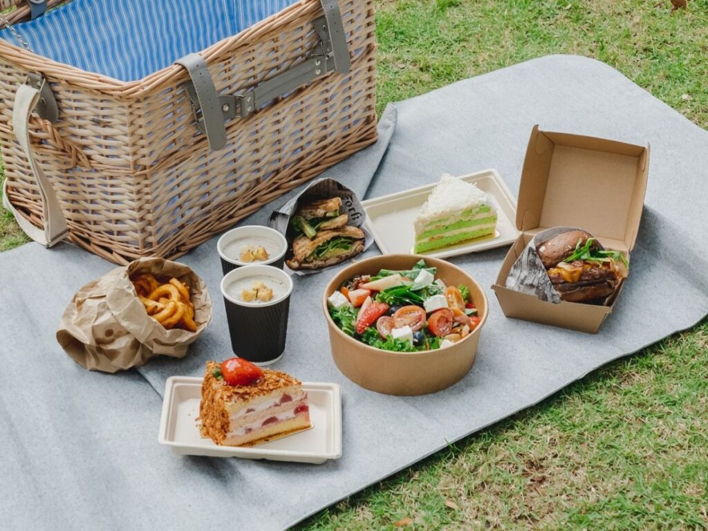 Romantic Valentine’s Day picnic idea as a thoughtful present for her