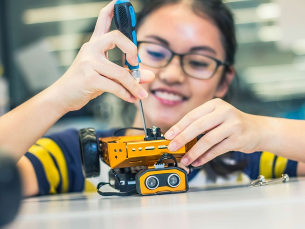 cheap date ideas singapore at MakeIT library free workshop for couples
