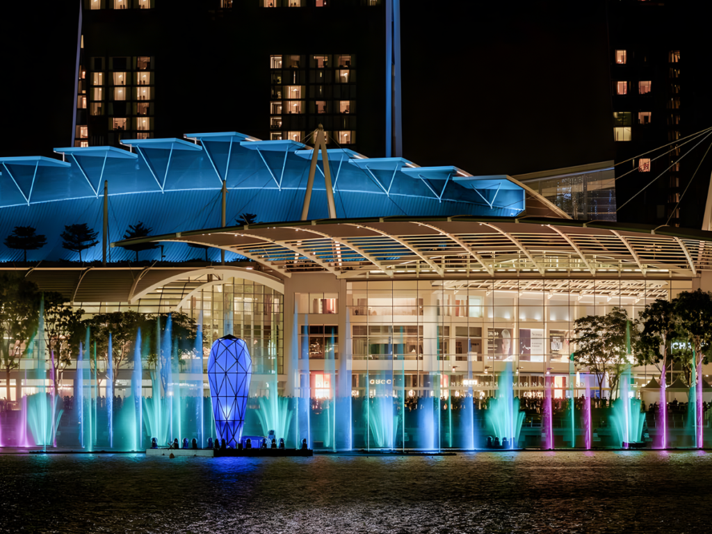 Cheap dates in singapore for couples at night watching Spectra light show Marina Bay
