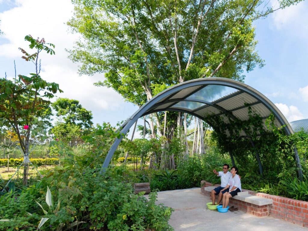 free fun date ideas at Sembawang Hot Spring Park couple foot soak