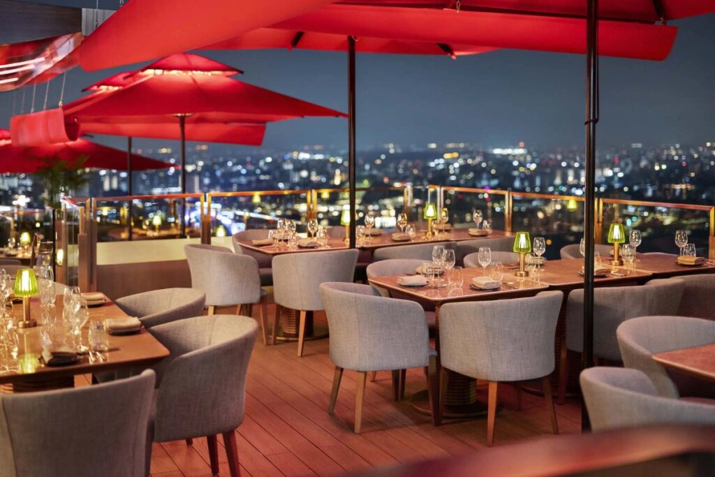 CÉ LA VI Restaurant terrace at night with Marina Bay city views